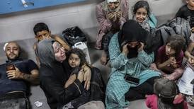 FNs flyktning-koordinator for Gaza om sykehus-bombingen: – Vi er knust og rasende