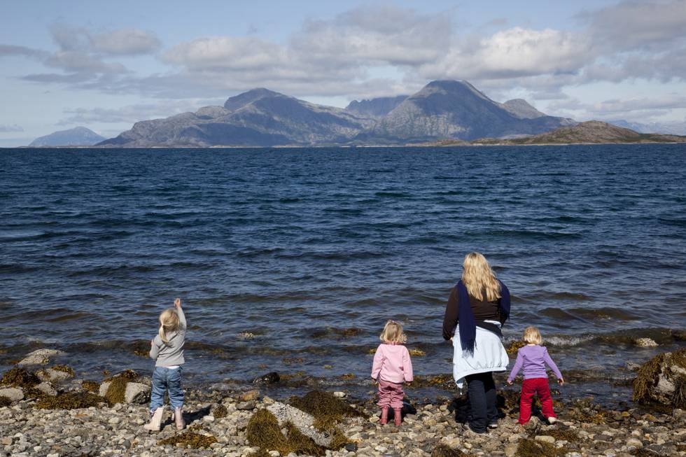 Kvinne med tre barn på stranda. Dønna, Nordland.
Foto: Bernt Eide / Samfoto / NTB