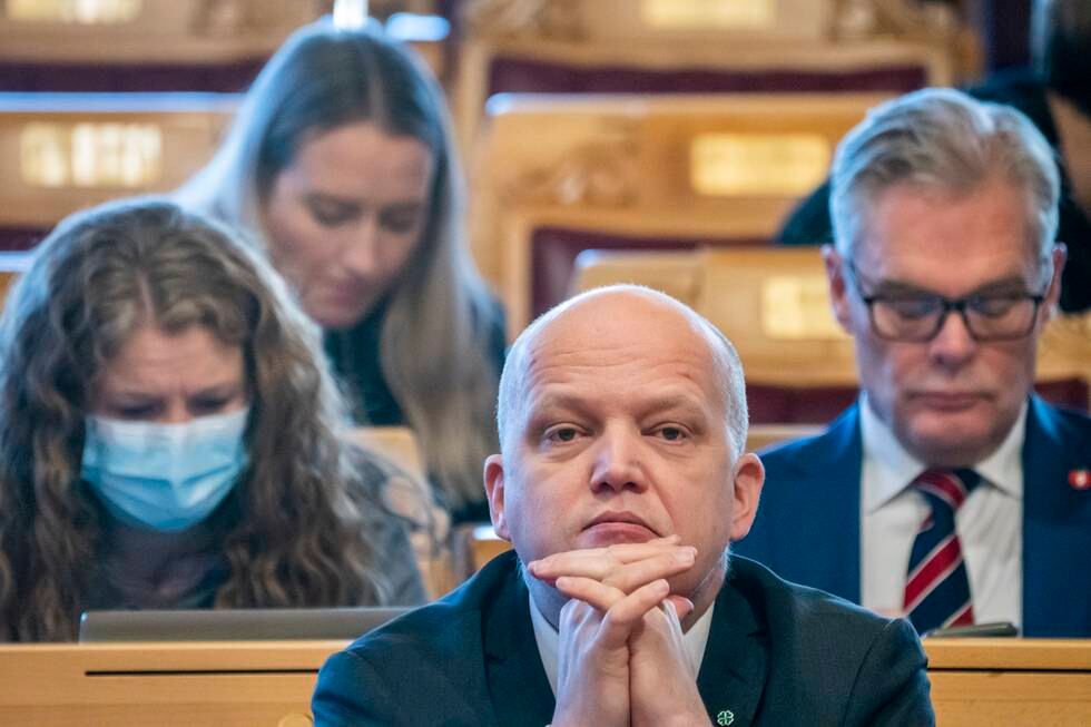 Oslo 20211202. 
Finansminister Trygve Slagsvold Vedum lytter til finansdebatten i Stortinget torsdag.
Foto: Heiko Junge / NTB
