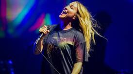 Alanis Morissette med nytt album: Lukten av hvetegressjuice merkes på lang lei