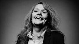 Hos den svenske poeten Kristina Lugn kan en levende latter høres gjennom mørket, skriver Bernhard Ellefsen.