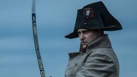 Ridley Scotts «Napoleon»: Hvorfor følger soldatene denne latterlige og feige karakteren?