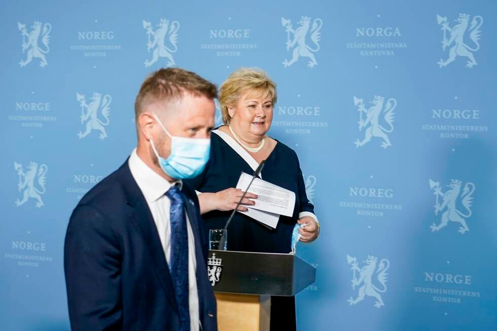 Oslo 20210505. 
Statsminister Erna Solberg (H) og helse- og omsorgsminister Bent Høie (H) under en pressekonferanse om koronasituasjonen onsdag.
