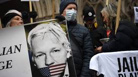 Hvorfor dirrer hånden når den skriver om Assange, spør Aksel Rogstad.
