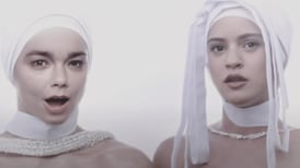 Björks kunstpop mot lakseoppdrett: Forbilledlig og oppløftende aktivisme