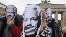 Hva vil Borchgrevink med Assange?