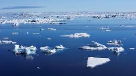 I naturen beveger iskanten seg lenger nord. Men politikerne kan flytte den lenger sør. Flere tror på kompromiss i striden om iskanten, skriver Anne Marte Blindheim.