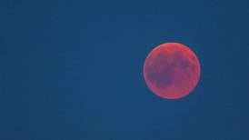 Rød måne over Santorini