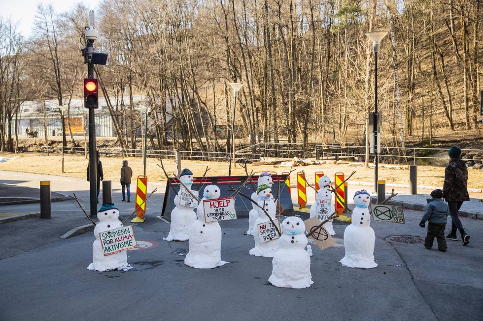 OSLO, NORGE 20210304. 
Extinction Rebellion Norge demonstrerer mot undertrykkelse av klimaaktivisme,  utenfor Justis- og Beredskapsdepartementet, ved å plassere ut “aktivist-snømenn” i enden av Gullhaugveien, som blokkerer utkjørselen til departementet.