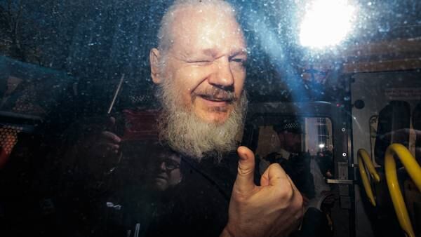 Teorien om en sammensvergelse mot Assange savner grunnlag