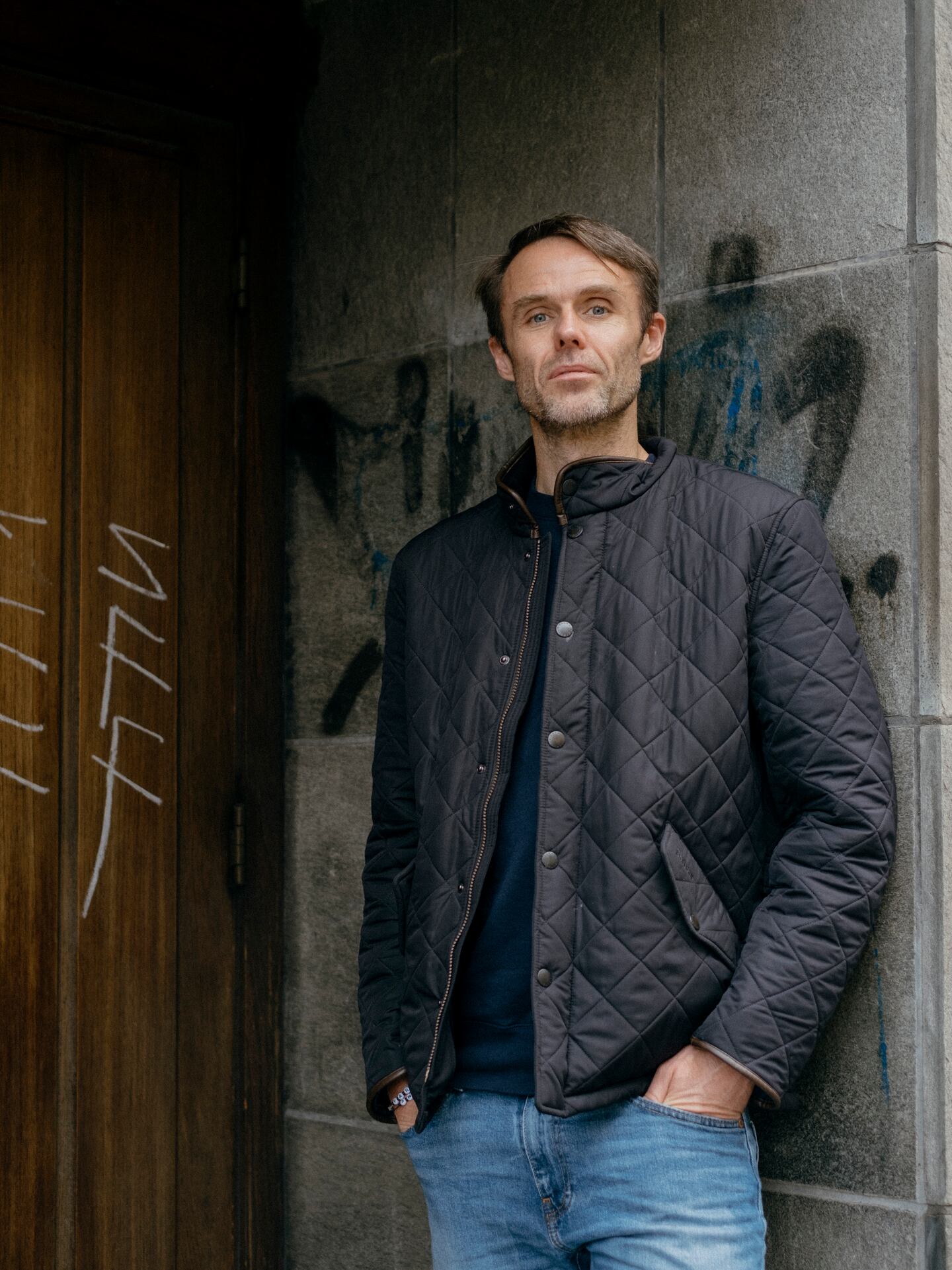 Forsker ved OsloMet, Jardar Sørvoll, fotografert ved dør i nærheten av skolen på Pilestredet. Tatt i forbindelse med intervju om boligpolitikk, tilhørende sak om ulikhet.