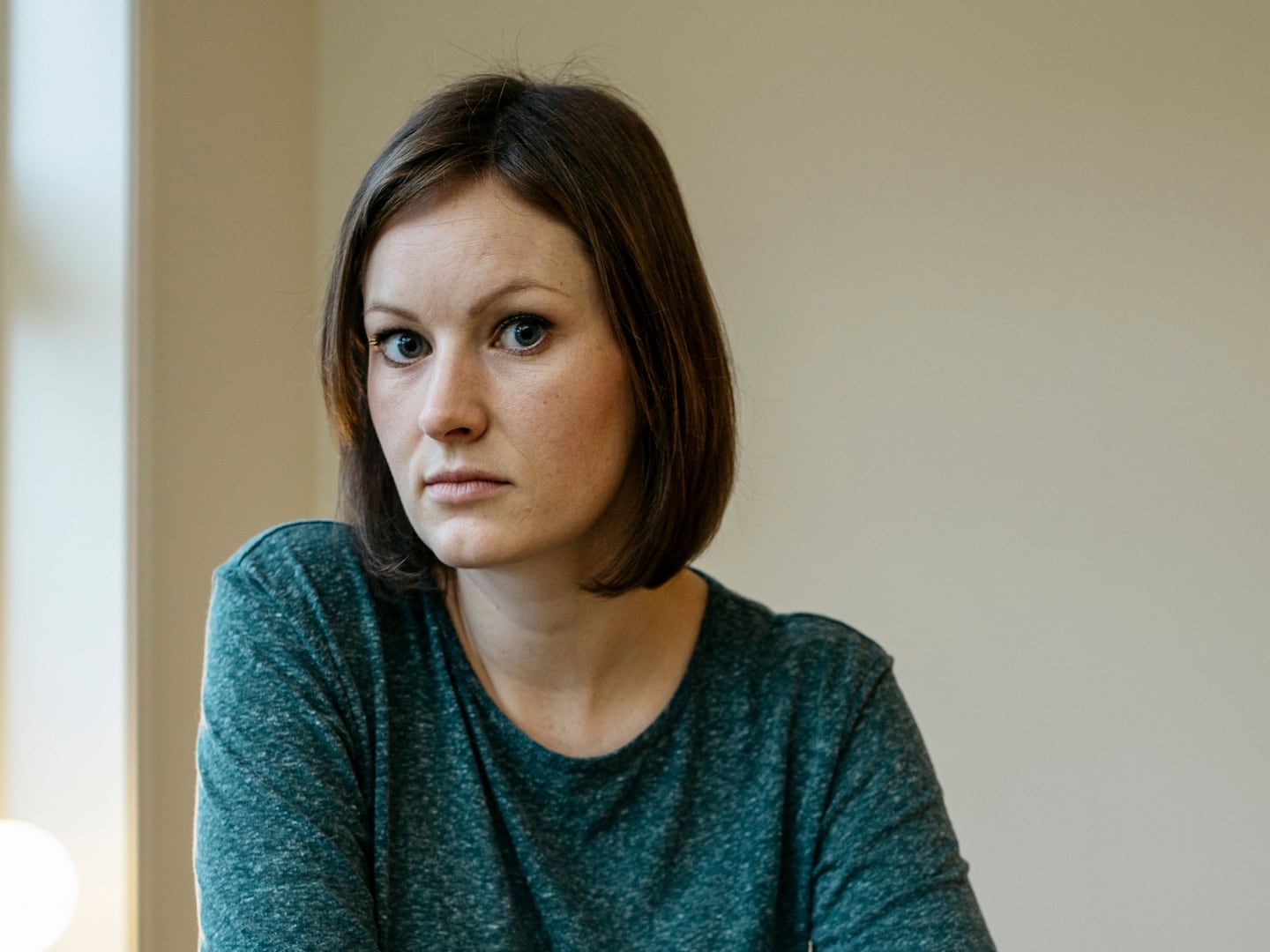 Agnes Ravatn hjemme på gården hvor hun og familien bor i Valevåg, fra desember 2015