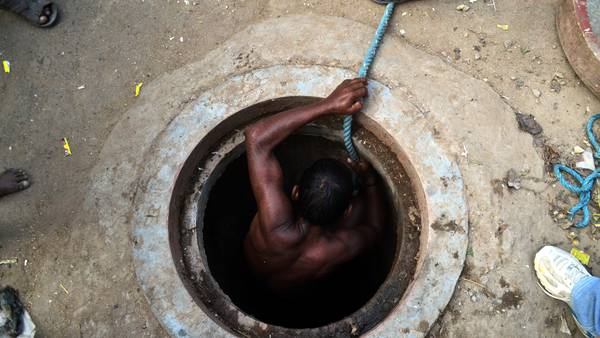 Åpent brev til Indias president: Manuell kloakkrensing bryter menneskerettighetene