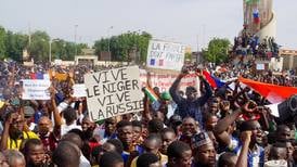Det franske flagget brennes i Niger. Men hvorfor heises det russiske?